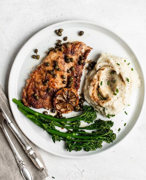 Cauliflower puree with chicken piccata Cauliflower Puree, Creamy Cauliflower, Turkey Meatloaf, Chicken Piccata, Mashed Cauliflower, Fresh Chives, Entree Recipes, Fresh Garlic, Roasted Veggies