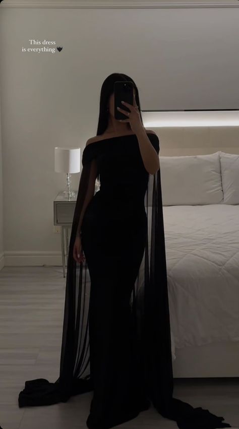 Black Classy Prom Dress, Classy Black Dress Aesthetic, Dresses Long Black, Classy Evening Gowns, Prom Dresses Long Black, Classy Prom, Mode Hipster, Classy Prom Dresses, Stunning Prom Dresses