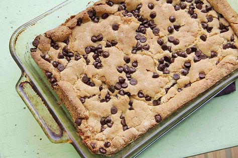 Bisquick Chocolate Chip Bars Bisquick Chocolate Chip Muffins, Bisquick Coffee Cake Recipe, Bisquick Cookies, Bisquick Mix Recipe, Bisquick Chocolate Chip Cookies, Baking Mix Recipes, Homemade Bisquick, Desserts With Chocolate Chips, Chocolate Chip Bars