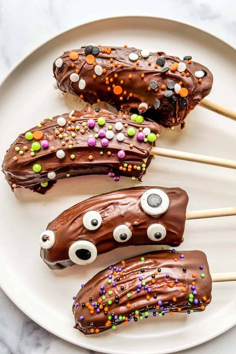 These delicious chocolate dipped bananas are a wonderful sweet treat! The frozen bananas and chocolate are a great combination. Halloween Fika, Ghost Bananas, Dipped Bananas, Birthday Foods, Halloween Bananas, 1st Birthday Foods, Halloween Food Snacks, Halloween Platter, Chocolate Dipped Bananas