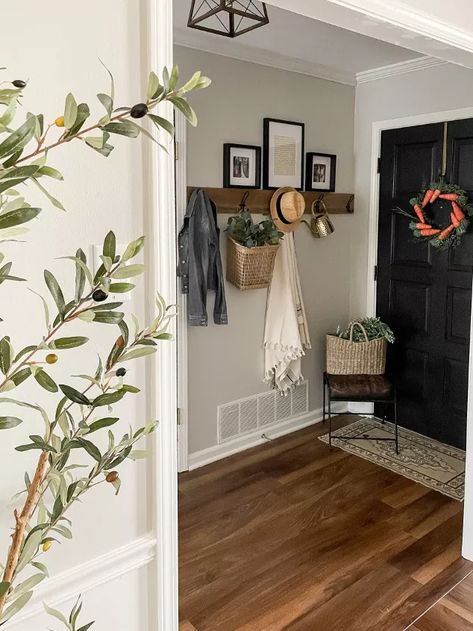 How To: DIY Wooden Entryway Wall Hooks | Hometalk Entryway Wall Hooks, Foyer Designs, Hook Ideas, Warped Wall, Foyer Ideas Entryway, Ideas Entryway, Entryway Hooks, Entryway Decor Ideas, Foyer Ideas