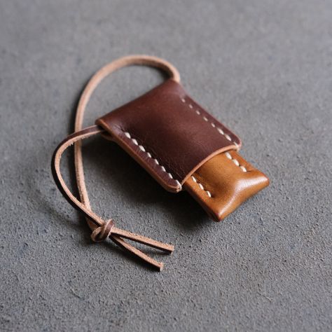 Small Leather Projects, Photo Stand, Earbud Case, Leather Craft Projects, Leather Tray, Leather Carving, Carving Ideas, Needle Case, Leather Art