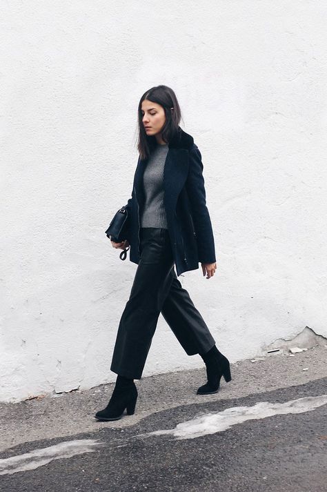 From 2015...13 Ways to Wear Cropped Pants This Winter and Not Freeze Crop Pants With Ankle Boots, Cropped Pants Winter, Cropped Pants Outfit, How To Wear Culottes, Lederhosen Outfit, Celana Fashion, Street Wear Outfits, True Winter, Black Cropped Pants