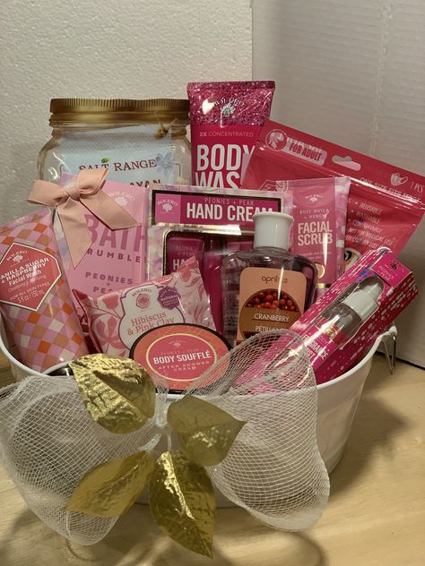 Secret Santa Gift Ideas Baskets, Secret Santa Gift Ideas For Women, Secret Santa Basket Ideas, Secret Santa Basket, Secret Santa Gift Basket Ideas, Christmas Secret Santa Ideas, Cute Secret Santa Gifts, Good Secret Santa Gifts, Gifts For Secret Santa