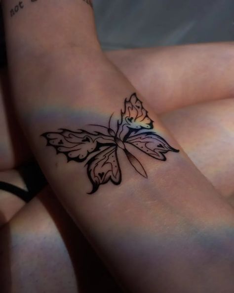 Simple Y2k Tattoo Ideas, Retro Butterfly Tattoo, 2000s Butterfly Tattoo, Alt Butterfly Tattoo, Evil Butterfly Tattoo, Whimsical Butterfly Tattoo, Y2k Butterfly Tattoo, Trippy Butterfly Tattoo, Butterfly Knee Tattoo