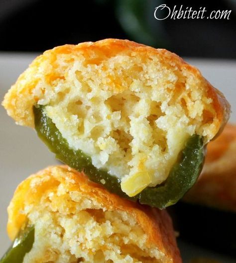 Omg, these sound and look amazing - the video makes it look easy (though I make cornbread from scratch too, not sure what that packet stuff is like - I only use fresh ingredients in my cooking. "Jalapeno Cornbread Poppers Recipe ~ Says: spicy little hand-held, flavor packed poppers, filled with warm, cheesy and tender Cornbread. Each bite popped with juicy bursts of sweetness from the fresh corn kernels suspended throughout the fluffy Cornbread. Such a perfect balance to the spicy peppers!" Jalapeno Cornbread Poppers, Zucchini Zoodles, Jalapeño Cornbread, Bacon Dip, Cooking Chicken, Think Food, Football Food, Finger Food Appetizers, Snacks Für Party