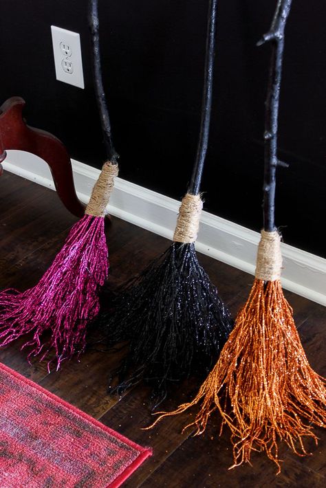 Sparkly DIY Witch Broom - for less than $5! #halloween #crafts #fall #halloweendecor #diyhalloweendecor Make A Witches Broom, Diy Witch Broom, Veselý Halloween, Witch Costume Diy, Diy Halloween Witch, Halloween Witch Brooms, Diy Witch, Witches Broom, Halloween Decor Diy