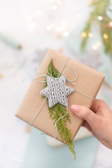 Kreative DIY Idee aus Modelliermasse selbst machen: Geschenkanhänger für Weihnachten aus FIMO oder Modelliermasse ganz leicht selbst machen Diy Gift Ideas For Friends, Gift Boxes Diy, Diy Gift Bags, Diy Fimo, Boxes Diy, Gift Bags Diy, Valentine's Gifts, Crafts For Kids To Make, Diy Gift Box