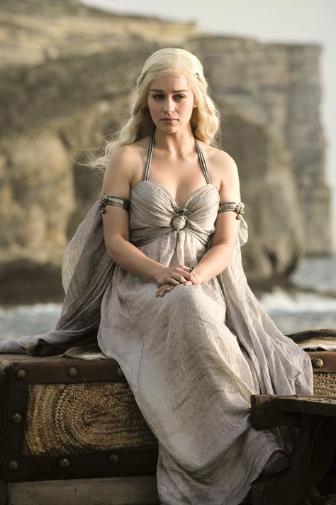 Daenerys Targaryen Hair, Daenerys Targaryen Outfits, Daenerys Hair, Emilie Clarke, Daenerys Targaryen Dress, Daenerys Targaryen Costume, Targaryen Hair, Daena Targaryen, Daenerys Targaryen Cosplay