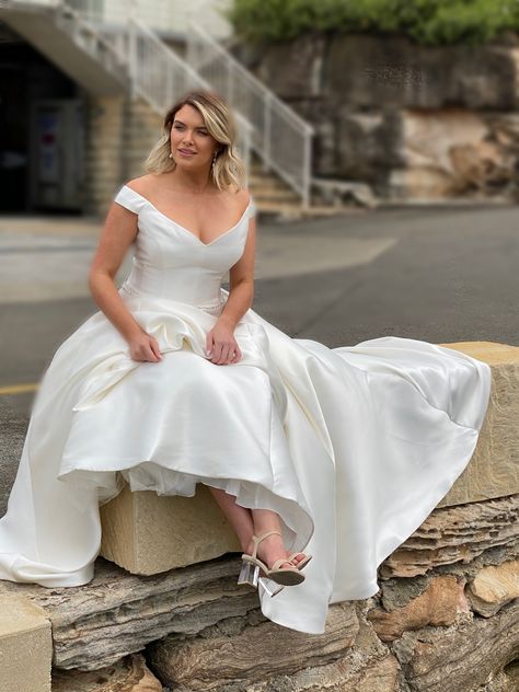 Wedding Dress For Curvy Brides, Wedding Dress For Curvy, Camera Poses, Curvy Wedding Dress, Fitted Corset, Australian Brides, Off Shoulder Ball Gown, Curvy Wedding, Plus Size Brides