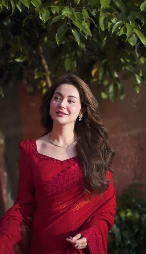 Hania Amir In Red Saree, Hania Amir In Saree, Pakistani Actress In Saree, Pakistani Celebrities Dresses, Hania Amir Saree, Hania Amir Outfits, Lengha Designs, Hania Amir Dresses, Barat Dress