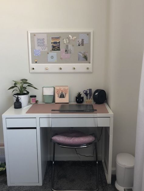 Small Desk Area In Bedroom, Small Desk Aesthetic, Plain Desk, Preppy Desk, Small Desk Area, Small Study Table, Small Room Desk, Pretty Desk, Teen Desk