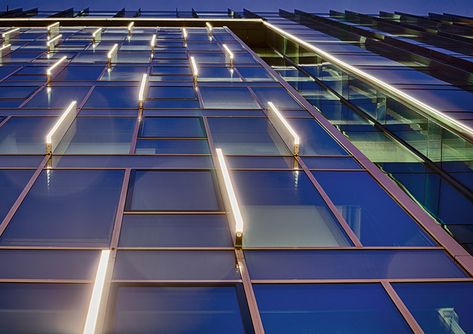 Facade mounted vertical linear light Contemporary Office Design, Office Architecture, Architectural Lighting Design, Facade Lighting, Outdoor Office, Glass Facades, Commercial Architecture, Architecture Rendering, Linear Lighting