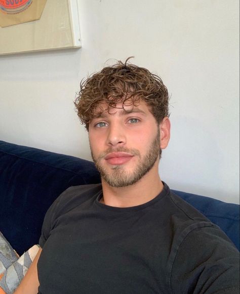 Medium Curly Hairstyles, Curly Hairstyles For Men, Fancy Aesthetic, Mens Hair Colour, Heels Elegant, Cute Guy Pics, Mens Hairstyles Thick Hair, Medium Curly, Footwear Fashion