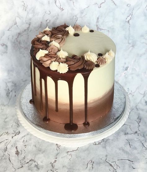 Chocolate Vanilla Cake Design, Brown And White Cake Design, Half Drip Cake, Brown And Gold Cake, Brown Cake Ideas, Brown Cake Design, Drip Cake Birthday, Graduation Sugar Cookies, Barbie Themed Cake