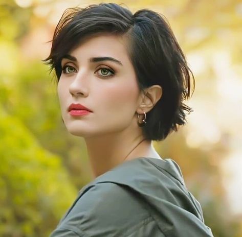 Tuba Büyüküstün is a Turkish actress. She is the recipient of several awards and one of Turkey's most popular and highest-paid actresses Short Graduated Bob, Graduated Bob Haircuts, Girls Short Haircuts, Turkish Actress, Tuba Büyüküstün, Turkish Beauty, Tuba, Hair Designs, Bobs Haircuts