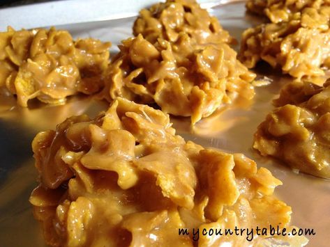 Ready for another quick and easy 10 minutes snack? Corn Flakes and peanut butter make these treats creamy, chewy and yummy!! Peanut Butter Cornflake Cookies, Peanut Butter Chews, Corn Flake, Peanut Butter Crunch, Brittle Recipes, Buttered Corn, Peanut Butter No Bake, Chunky Peanut Butter, Peanut Brittle