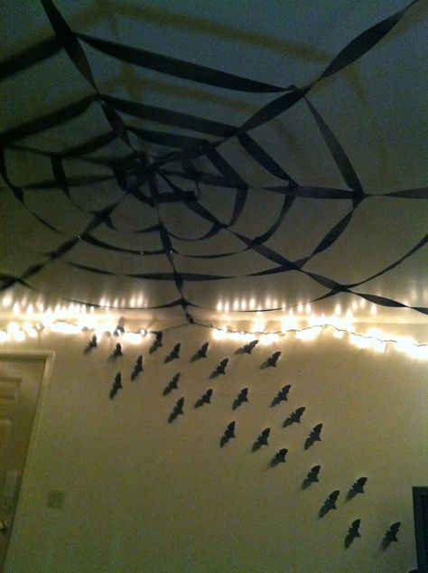 Halloween decor: -"Spiderweb" (black party streamers)  -Flying paper bats Black Streamers Halloween, Goth Ceiling Decor, Easy Halloween Party Decorations, Spiderweb Decor, Goth Halloween Decor, School Halloween Decorations, Streamer Ideas, Halloween Ceiling, Halloween Streamers