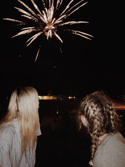 4th Of July Inspo Pics, 4th Of July Pictures With Friends, Memorial Day Aesthetic, 4th Of July Photo Ideas, 4th Of July Instagram Pictures, July 4th Aesthetic, Aesthetic Fourth Of July, Fourth Of July Aesthetic, 4th Of July Aesthetic