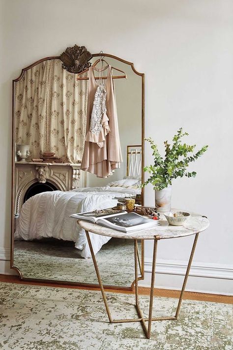 Cute Dorm Rooms, Interior Minimalista, Mirror On The Wall, Vintage Bedroom, Room Transformation, Decor Guide, Retro Home Decor, A Mirror, Retro Home