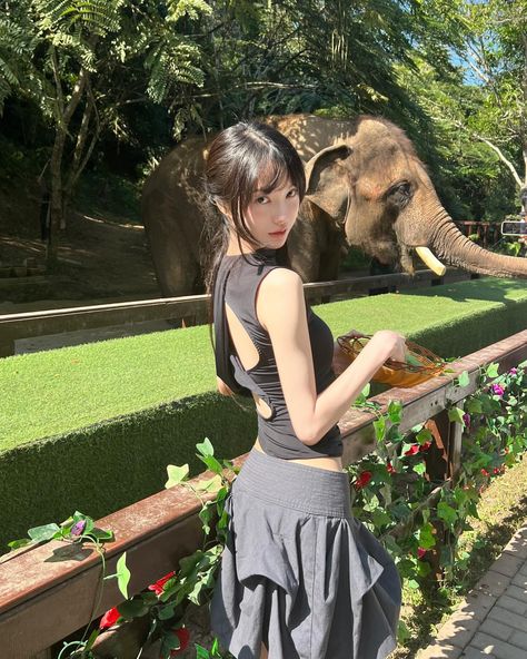 🪹🐘 | Instagram Asian Poses Photography, Ulzzang Selfie Poses, Korean Aesthetic Instagram, Cute Selfie Pics, Girl Crush Outfit, Pose Photo Reference, Pose Ideas Standing, Korean Outfits Aesthetic, Pretty Korean Girl