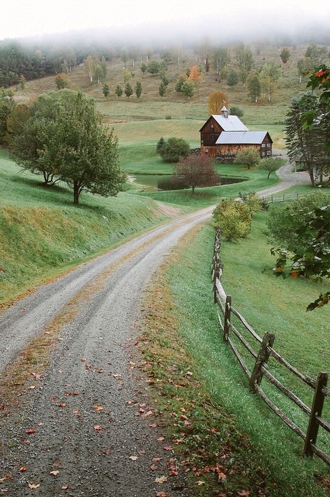 Autumn Road Trip Aesthetic, Landscape Photography Architecture, Rural New England, New England Spring Aesthetic, New England Countryside, New England Photography, New England Aesthetic Winter, Farm In Winter, Summer In Vermont