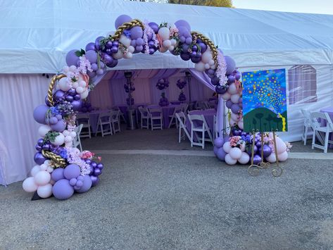 Tangled Rapunzel Balloon Garland, Tangled Balloon Arch, Tangled Balloon Garland, Rapunzel Balloons, Quinceañera Entrance, Rapunzel Quinceanera Theme, Tangled Quince, Rapunzel Quince, Purple Quinceanera Theme