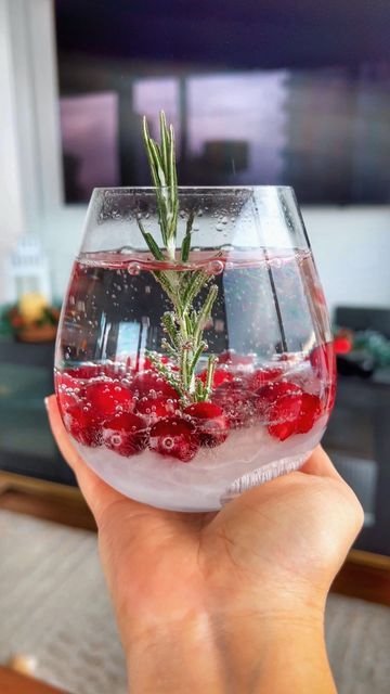 Kirby Ip on Instagram: "This ❄️ VIRAL SNOW GLOBE DRINK ❄️ is legit!! And sooo gorgeous! ❤️ Definitely worth a try especially if you have holiday parties coming up 😉 #viralsnowglobedrink #viral #snowglobe #snowglobedrink"