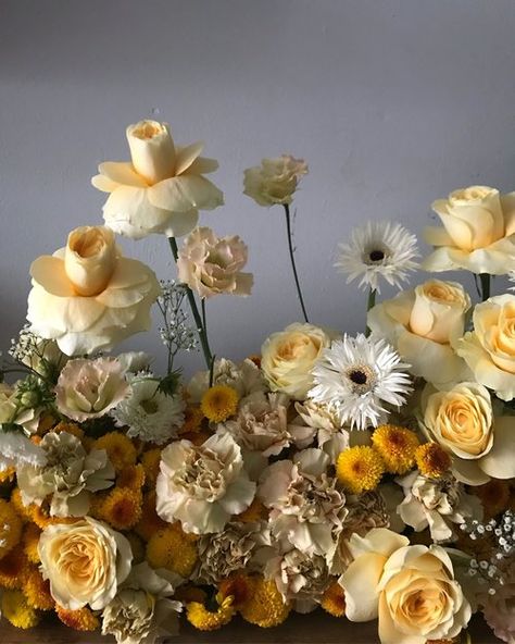 Golden tones and honey these flowers are the prefect colour palette for summer floral arrangements. Summer Floral Arrangements, Flower Shop Wedding, Yellow Wedding Flowers, Yellow Wedding, Wedding Flower Arrangements, Floral Color, Foto Inspiration, Mellow Yellow, Floral Centerpieces