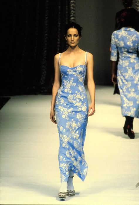 The Never-Ending Appeal of the ’90s Slip Dress | Vogue 90s Slip Dress, 90s Runway Fashion, Outfits 90s, Vogue Dress, Dolce Gabbana Dress, 90s Dress, Vogue Runway, Fashion Show Collection, Inspiration Mode