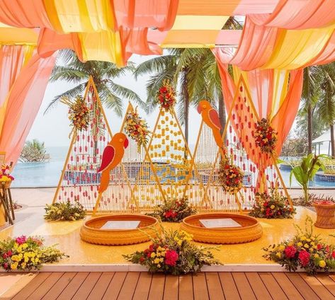 Pithi Decoration, Haldi Setup Decor, Haldi Stage Decoration, Mehendi Decoration, Haldi Decoration Ideas, Haldi Ceremony Decorations, Indian Ceremony, Small Wedding Decor, Mehendi Decor Ideas