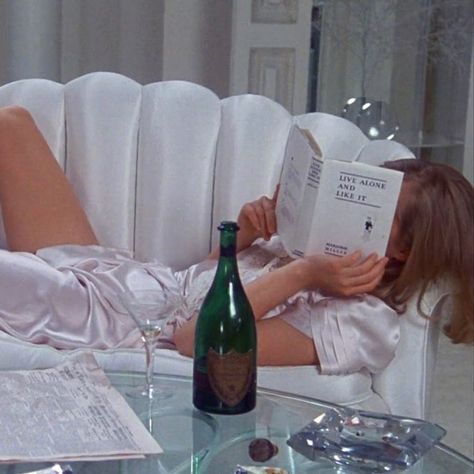 Weekend Mode, Weekend Reading, Drinking Wine, Photographie Inspo, Living Alone, Classy Aesthetic, Old Money Aesthetic, New Energy, Foto Inspiration