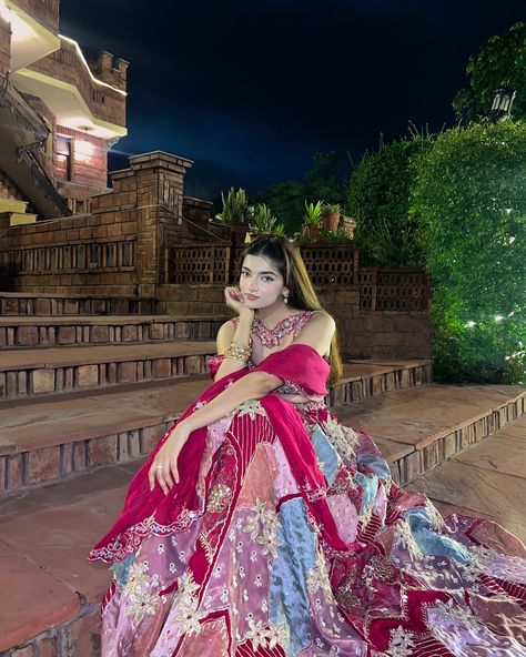 Indian Wedding Aesthetic Outfits, Desi Bridal Aesthetic, Lehnga Poses Aesthetic, Lehenga Photo Ideas, Poses For Lehenga, Pose In Lehenga, Indian Traditional Aesthetic, Lehenga Pics, Lehenga Poses