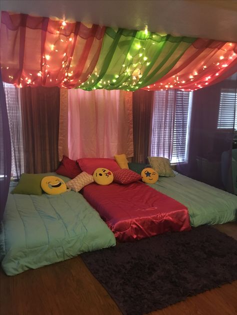 Slumber Party Ideas Slumber Party Sleeping Ideas, Sleep Over Decoration, Slumber Party Pallet, Sleepover Room Ideas Slumber Parties, Slumber Party Ideas Decorations, Basement Sleepover Ideas, Cute Slumber Party Ideas, Living Room Sleepover Ideas, Pijama Party Ideas Decoration