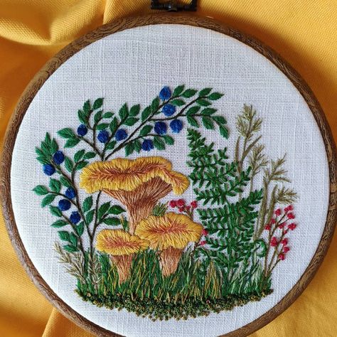 Mushroom Dyeing, Stumpwork Embroidery, Mushroom Embroidery, Forest Mushrooms, Making Fabric Flowers, Pretty Embroidery, Deco Nature, Nature Cross Stitch, Contemporary Embroidery