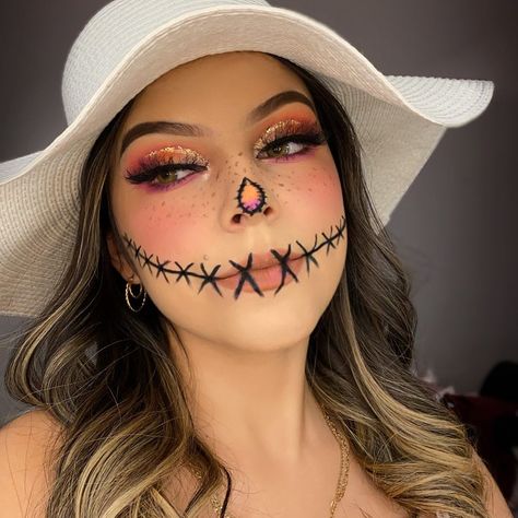 25 Scarecrow Makeup Ideas: Cute and Easy Halloween Looks for Women and Kids Halloween Looks For Women, Easy Halloween Looks, Scarecrow Makeup Ideas, Scarecrow Costume Women, Makeup Ideas Cute, Scarecrow Halloween Makeup, Halloween Filters, Easy Diy Makeup, Fall Eyeshadow Looks