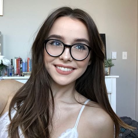 Pinterest: @Eatthecoolkids Woman Wearing Glasses, Woman With Glasses, Acacia Brinley, Glasses Inspiration, Chic Glasses, Glasses Trends, Selfie Friends, Kacamata Fashion, Nerd Glasses