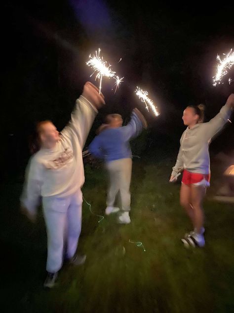 Aesthetic 4th Of July Pics, 4th Of July Pictures With Friends, 4th Of July Photo Ideas, 4th Of July Party Aesthetic, 4th Of July Instagram Pictures, 4th Of July Lake, Fourth Of July Pictures, Fourth Of July Aesthetic, 4th Of July Friends