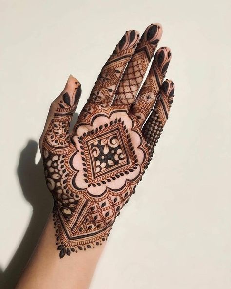 Hena Mehendi Design, Mhendi Design Unique Latest, Karva Chauth Mehndi Designs, Beautiful Mehndi Designs, Rajasthani Mehndi Designs, Front Mehndi Design, Modern Henna, Mehndi Designs Bridal Hands, Henna Tattoo Designs Hand