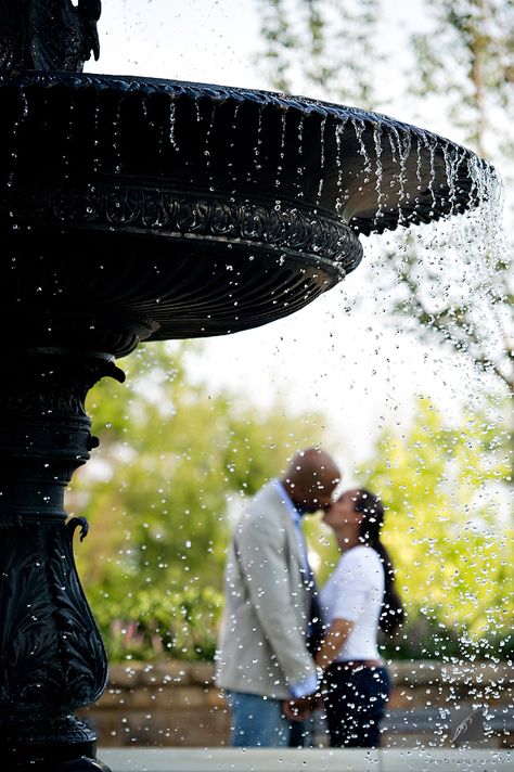 Couples Photoshoot Fountain, Water Fountain Photoshoot Ideas, Water Fountain Couple Photos, Fountain Photoshoot Photo Ideas, Fountain Couple Pictures, Water Fountain Photoshoot, Engagement Photos Fountain, Fountain Poses, Fountain Photoshoot