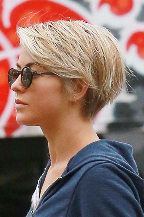 julianne hough cut and color - Google Search Julianne Hough Short Hair, Celebrity Pixie Cut, Long Pixie Hairstyles, Long Pixie Cuts, Long Pixie, Julianne Hough, Very Short Hair, Penteado Cabelo Curto, Short Pixie Haircuts