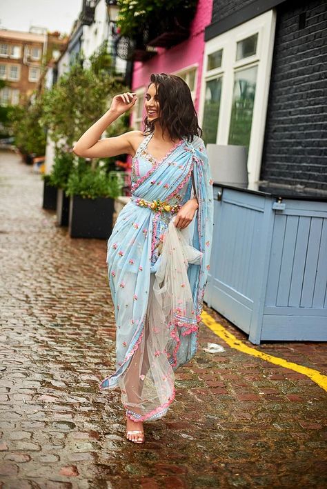 Papa Don't Preach, Drape Sarees, Saree Bollywood, Saree Draping Styles, Indian Sari Dress, Sari Dress, Salwar Designs, Saree Trends, Bridesmaid Outfit