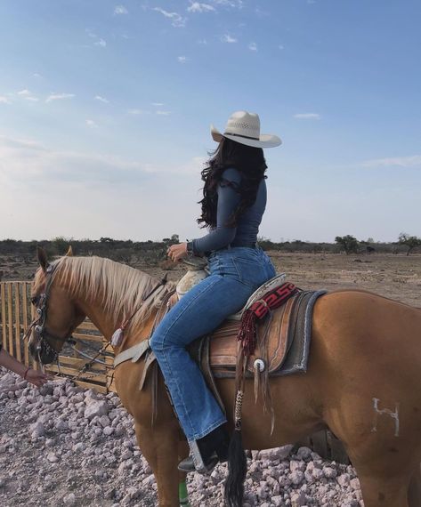 Vaquera Outfit Mexican, Cowgirl Photoshoot, Foto Cowgirl, Horseback Riding Outfits, Horse Riding Outfit, Cowgirl Style Outfits, Looks Country, Cowgirl Aesthetic, Horse Aesthetic