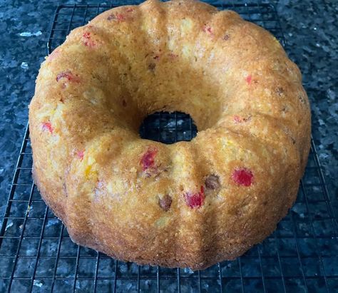 If you love bright tropical flavors and you’re a fan of pound cake, you’re going to love this recipe! This cake starts with a box of pineapple cake mix but it’s packed full of fruit, fruit, and more fruit! Fruit Slices Candy, Pineapple Pound Cake, Fruit Cocktail Cake, Strawberry Cheesecake Bars, Bun Cake, Fruity Cake, Fruit Fruit, Peach Cake, Coconut Pecan