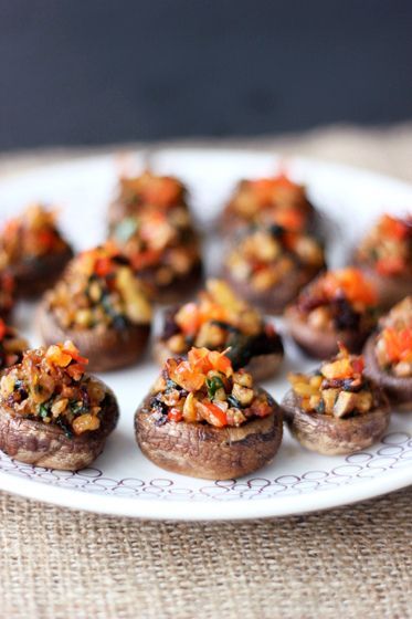 Gluten Free Stuffed Mushrooms, Vegan Stuffed Mushrooms, Diy Easy Recipes, Sundried Tomatoes, Vegan Thanksgiving, Vegan Appetizers, Vegan Foods, Vegan Recipes Healthy, Vegan Eating