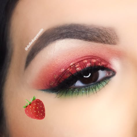 #strawberry #strawberryeyemakeup #fruit #fruitcollab #fruitmakeupidea Strawberry Eyeshadow Look, Strawberry Makeup Halloween, Strawberry Shortcake Eye Makeup, Strawberry Shortcake Makeup Ideas, Strawberry Themed Makeup, Strawberry Shortcake Makeup Halloween, Cute Strawberry Makeup Look, Strawberry Costume Makeup, Strawberry Fairy Costume