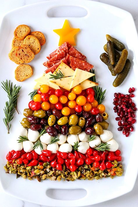 This Christmas Antipasto Platter is going to look beautiful on your holiday table! #antipasto #christmasrecipes #appetizers #easyappetizers #italianantipasto Christmas Antipasto Platter, Christmas Antipasto, Antipasto Tray, Christmas Eve Appetizers, Tree Appetizer, Italian Antipasto, Christmas Appetizer, Holiday Appetizers Easy, Holiday Appetizers Recipes