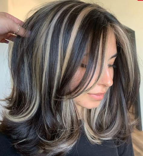 Layer Haircut, Skunk Hair, Rambut Brunette, Straight Layered Hair, Cute Hair Colors, Hair Color Streaks, Brunette Hair With Highlights, Long Hairstyle, Gorgeous Hair Color