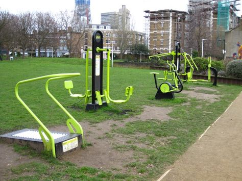 Mint Street Park in Southwark, London, offers the public free gym equipment. If that weren’t unusual enough, the council decided to paint everything neon green.  Were they aiming for mint green? Open Air Gym Design, Open Gym In Park, Outdoor Home Gym, Gym Space, Outdoor Gym Equipment, Fitness Trail, Exercise Machines, Adult Playground, Open Gym