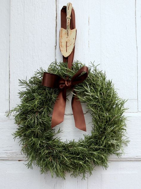 So easy, trim your rosemary plant this summer, and create a simple wreath for your front door, or inside your home. Dried Rosemary Wreath, Rosemary Wreaths Diy, Diy Rosemary Wreath, Bay Leaf Wreath Diy, Rosemary Wreath Diy How To Make, Rosemary Christmas Wreath, Rosemary Flower Arrangement, Simple Wreaths For Front Door, Rosemary Decorations